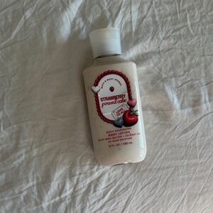 Bath & Body Works Strawberry Pound Cake Lotion - Cream